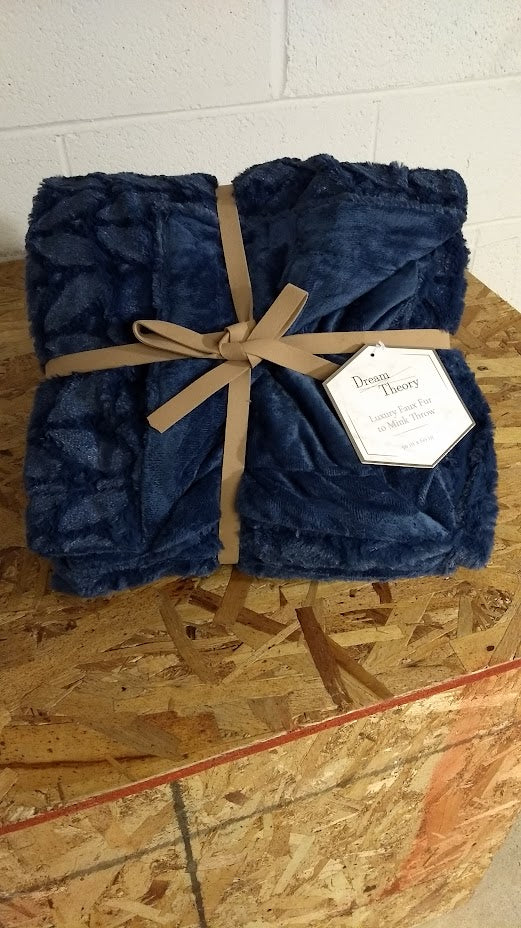 DREAM THEORY Luxury Faux Fur to Mink Throw 50 x 60in., navy